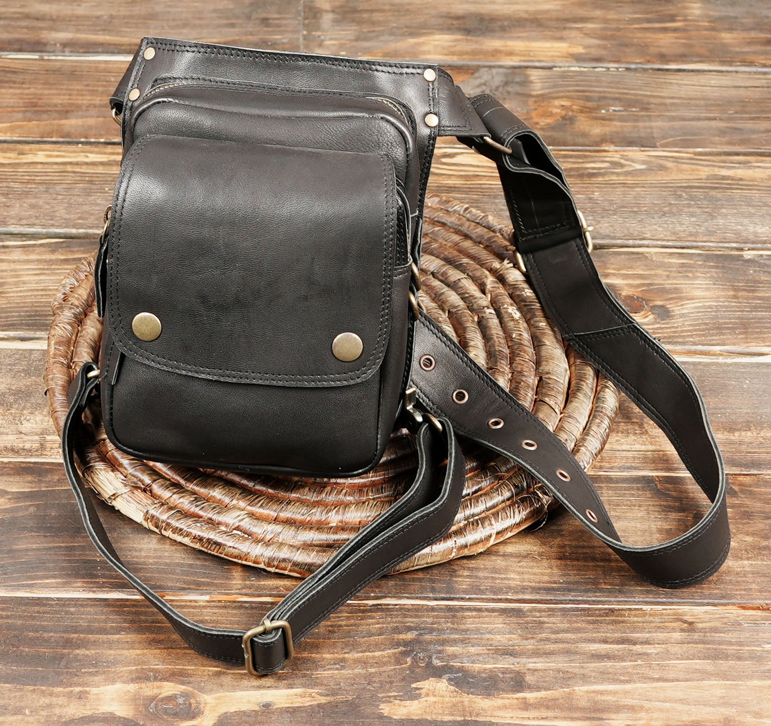 Made from premium quality leather, it features an adjustable waist strap and thigh strap for a comfortable and secure fit.