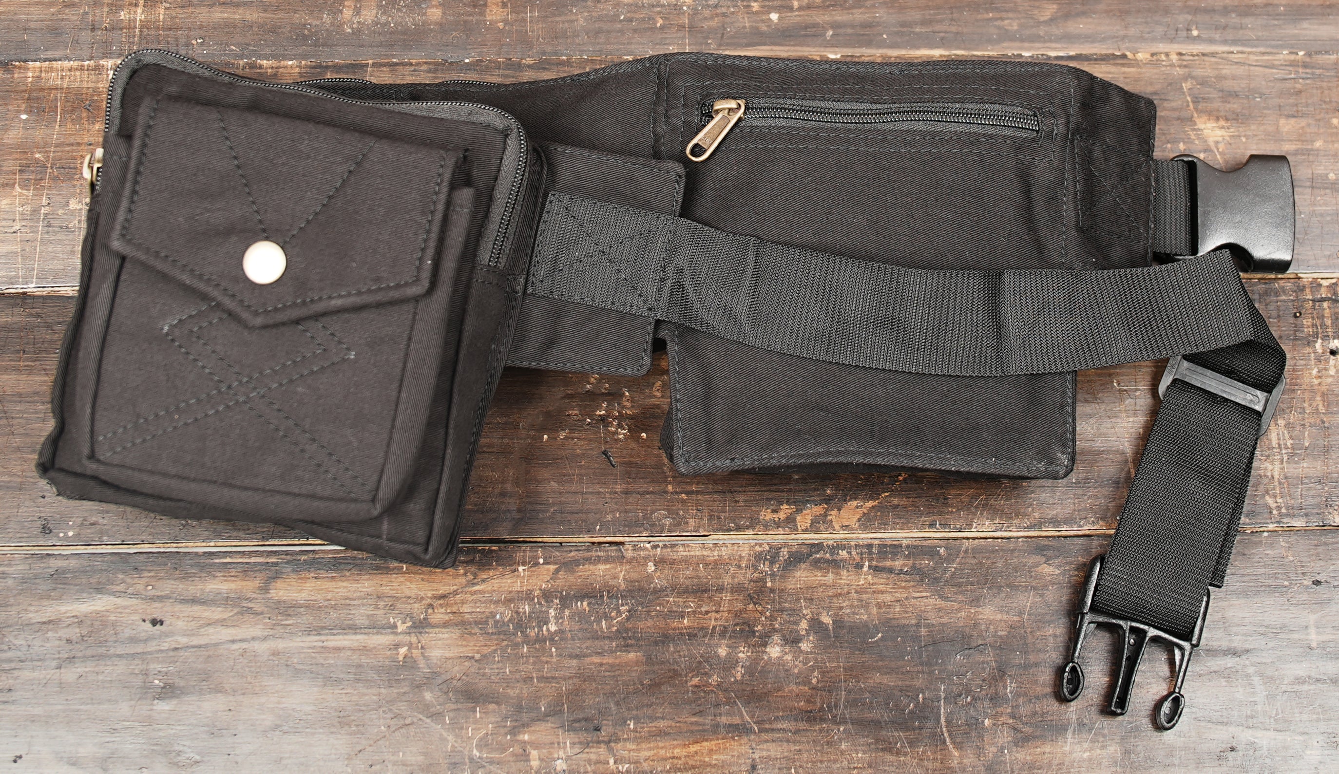 Multi-functional black thigh belt pouch for outdoor use