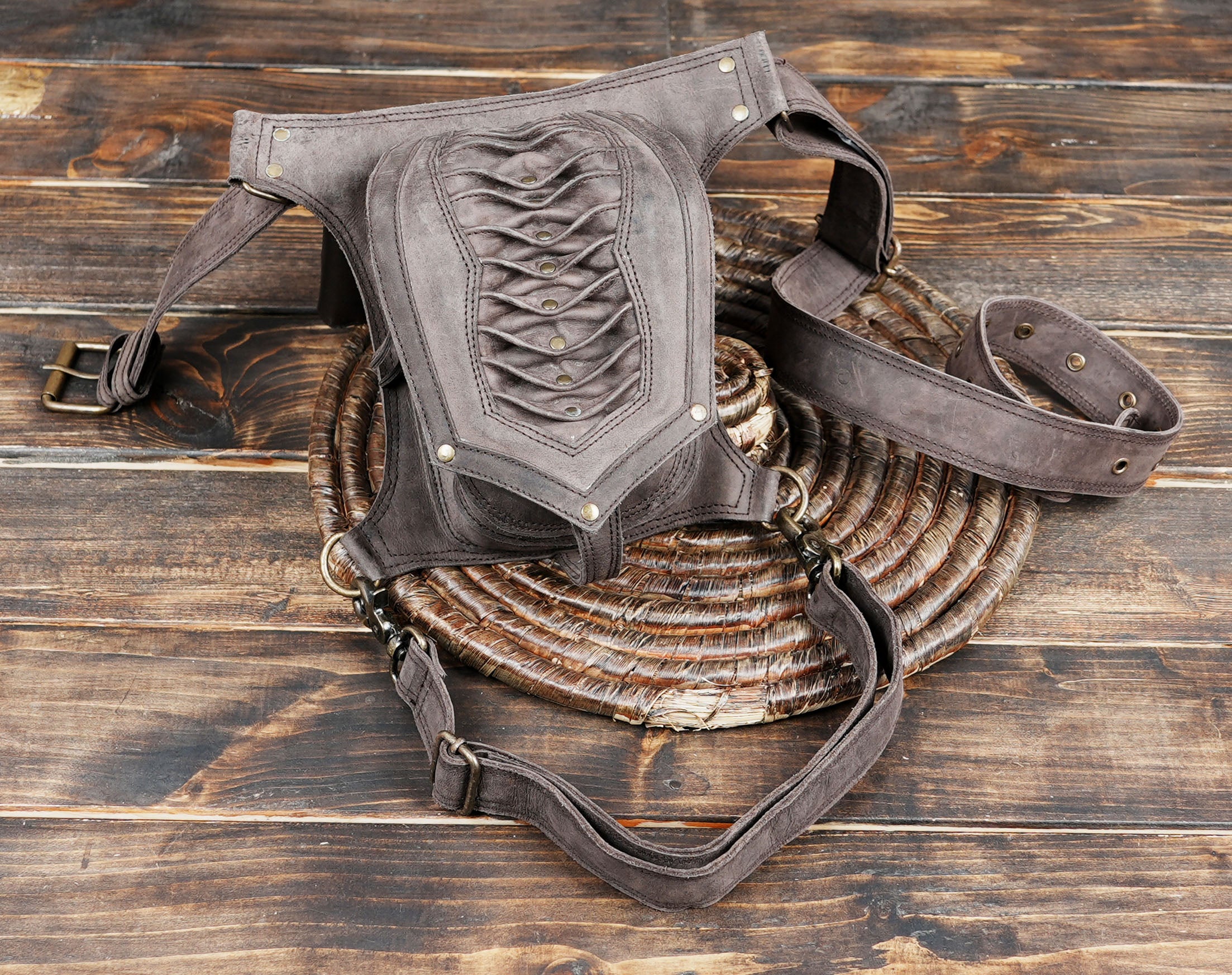 Crafted from premium leather, it features an adjustable waist strap and thigh strap for a secure and comfortable fit.