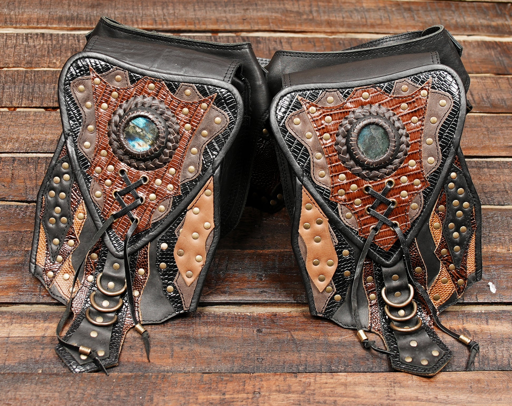 The strong stitching and metal rivets guarantee long-lasting durability.