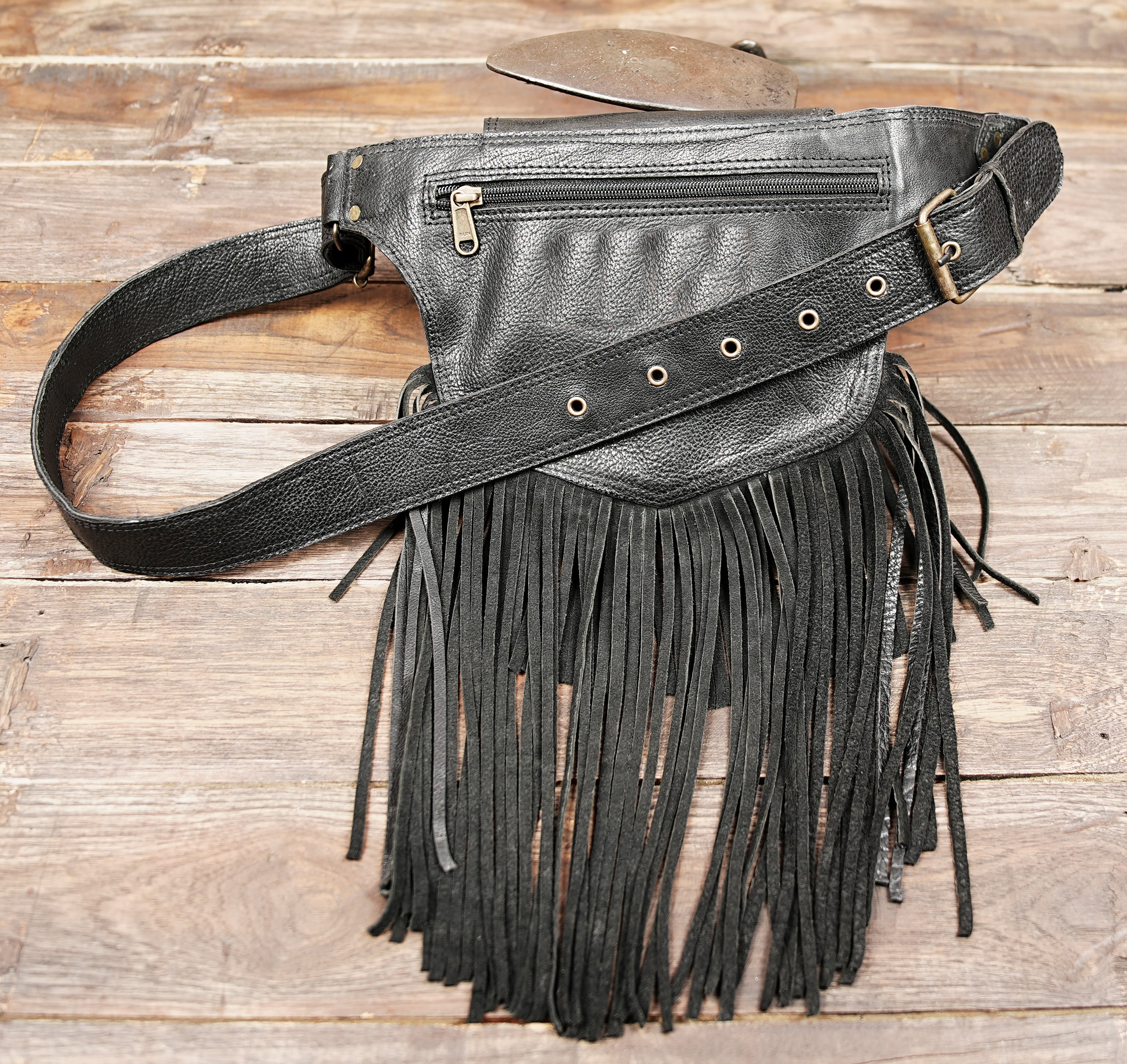 Black Fringe Purse Crossbody Bag for Women, Vintage Stud Large Fringe Crossbody Purse, Boho Shoulder Purse with Fringe and wear women and men both 