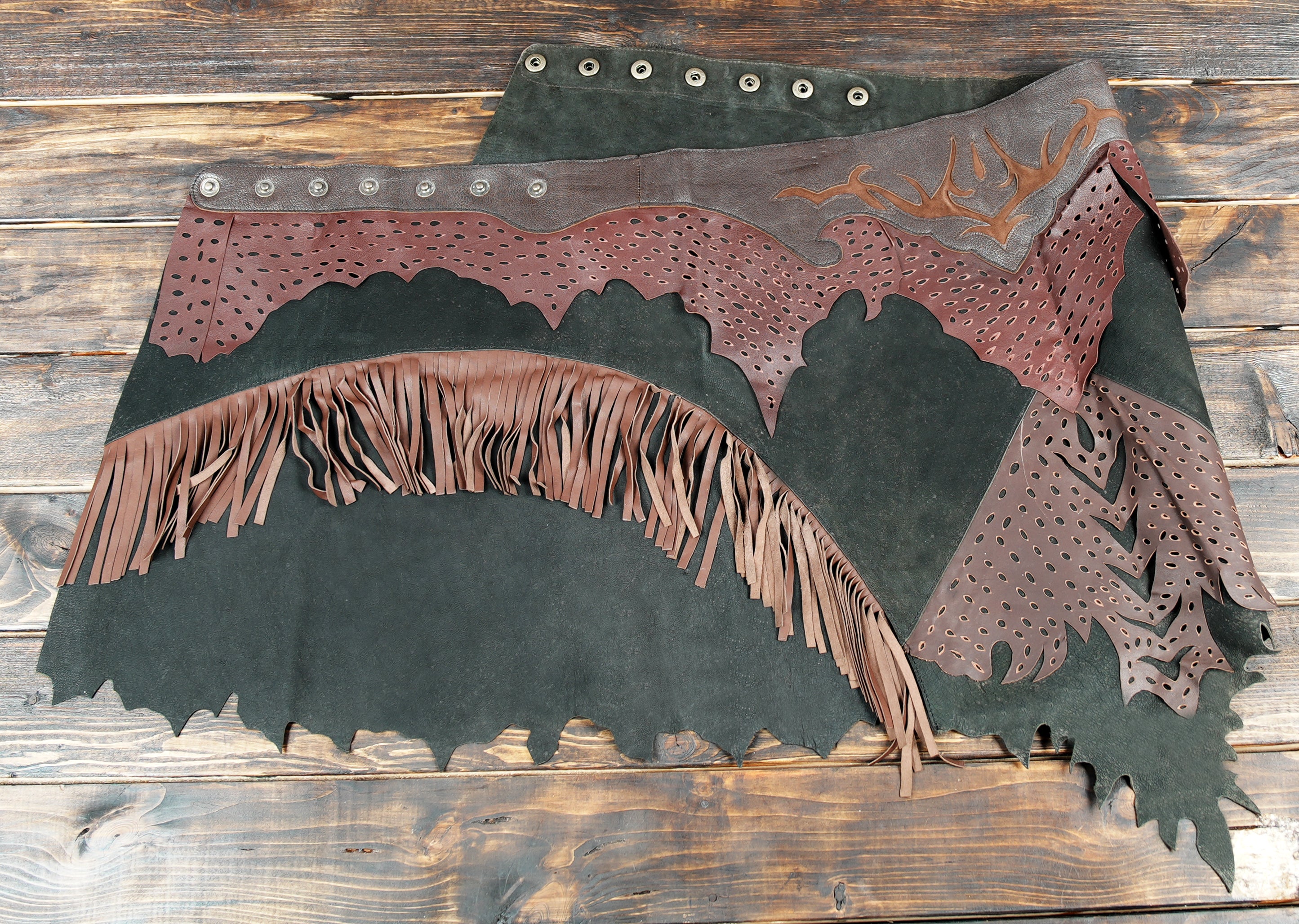 Western-style skirt for women with brown suede fringe and hand-cut leather