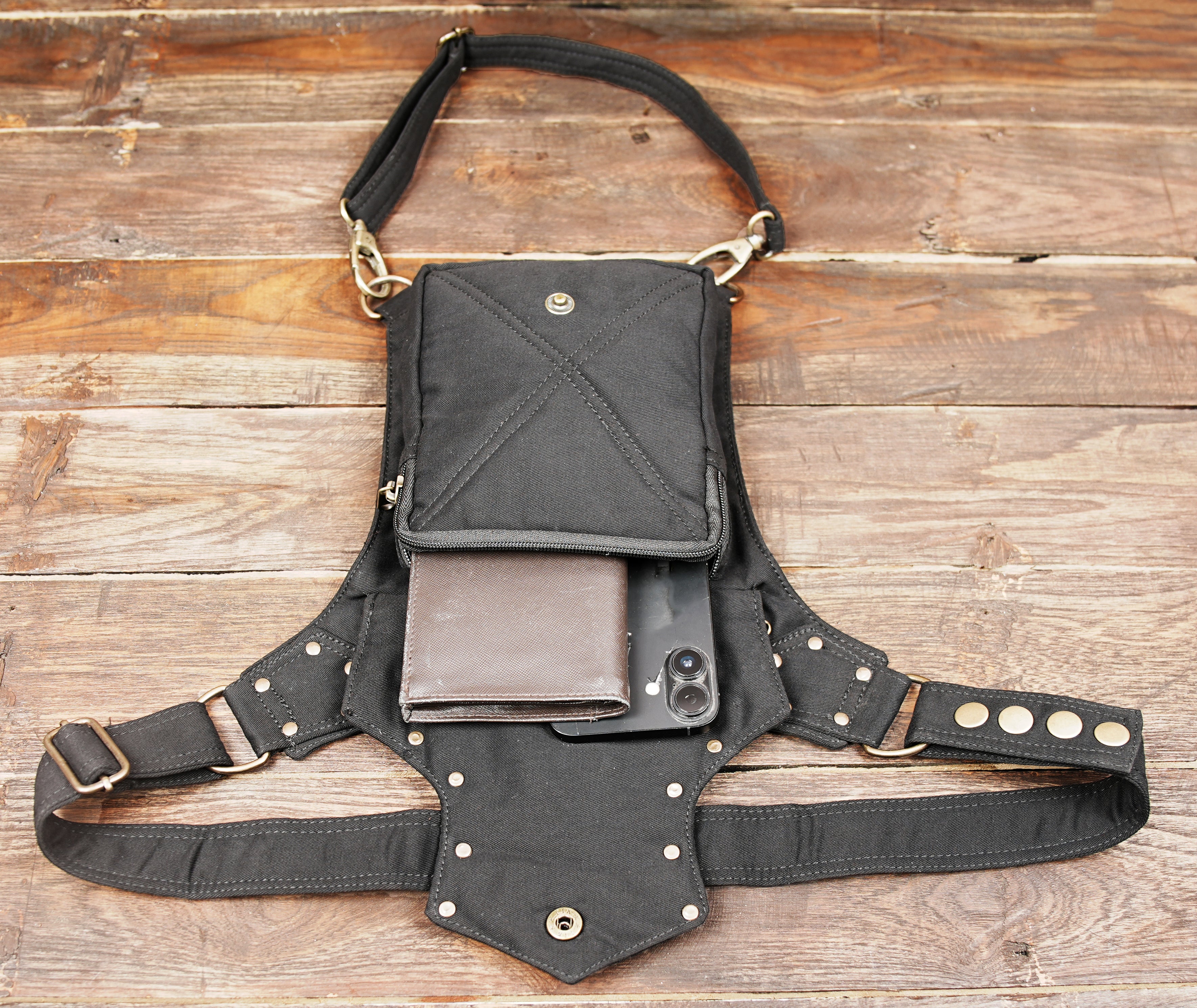 Adjustable cotton hip bag with secure straps
