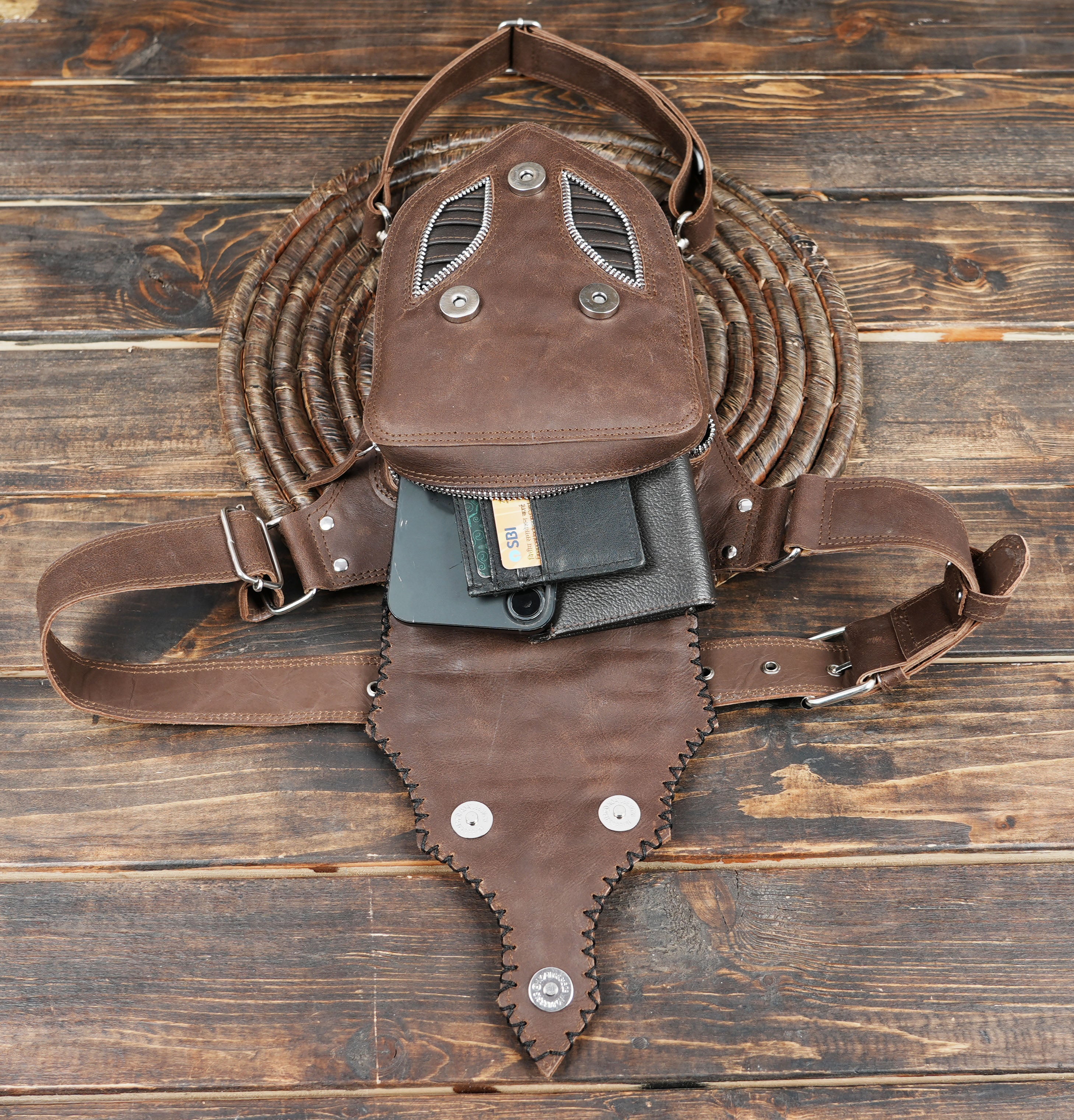 Unisex leather festival belt bag for travel, cosplay, and concerts.