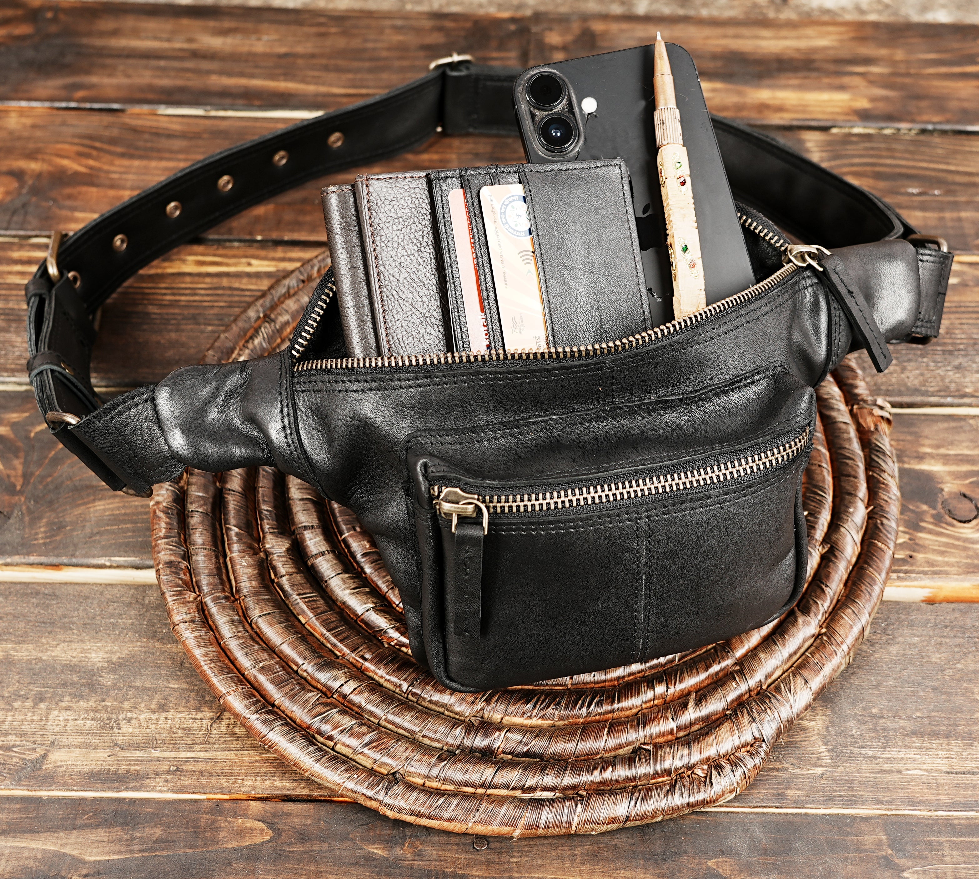 Adjustable leather belt pouch for daily use