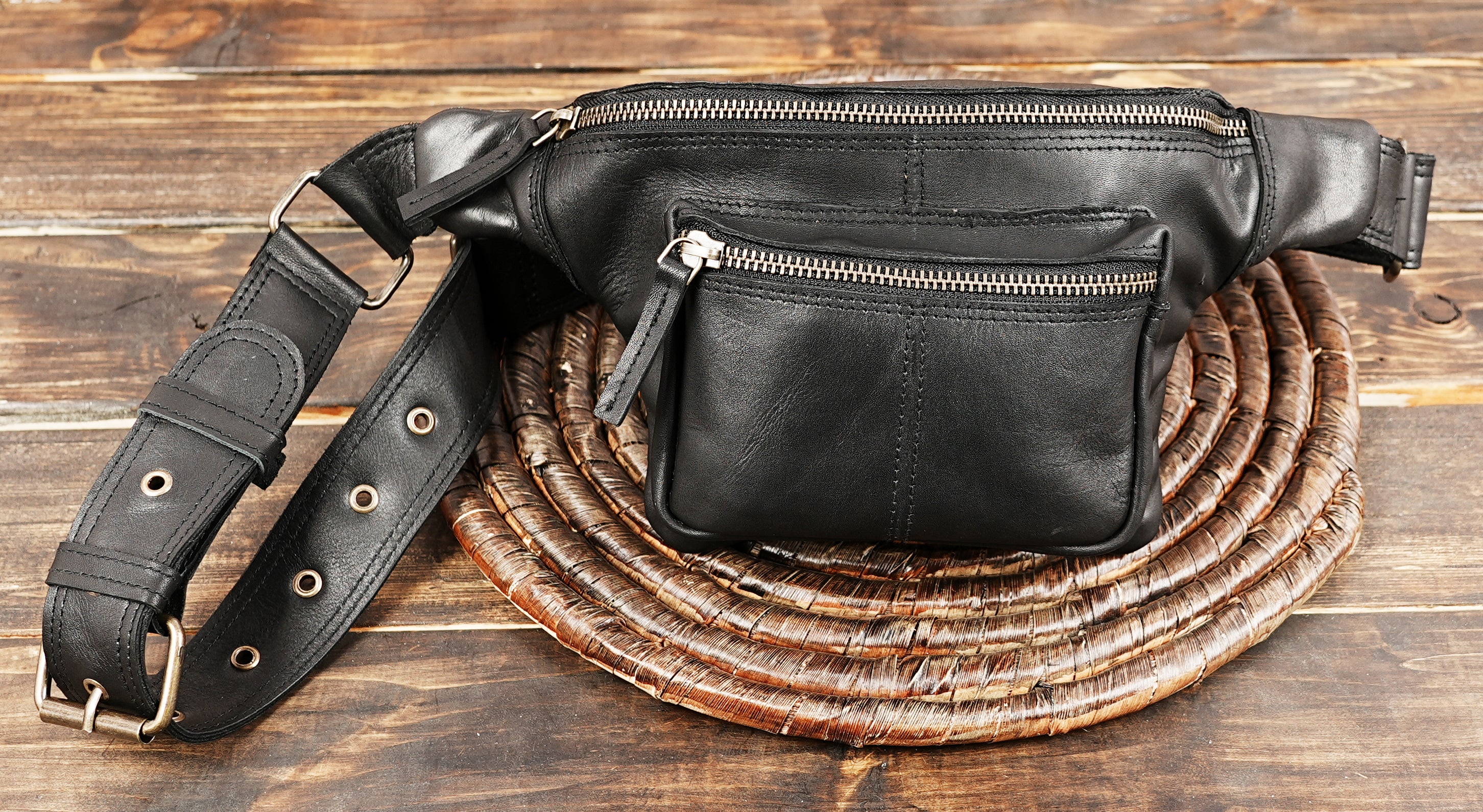 Minimalist leather fanny pack with front pocket