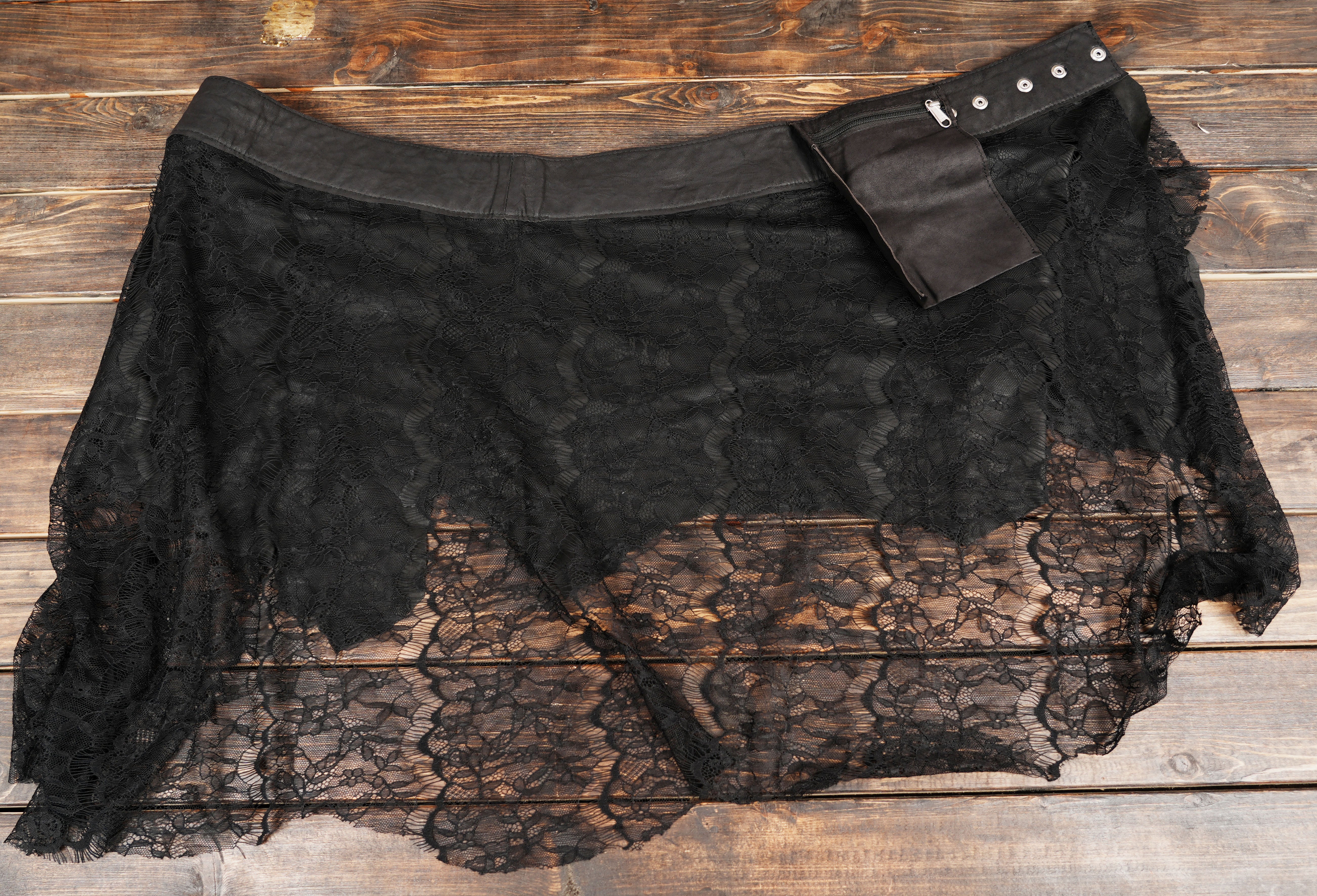 Adjustable waistband ensures a comfortable fit.