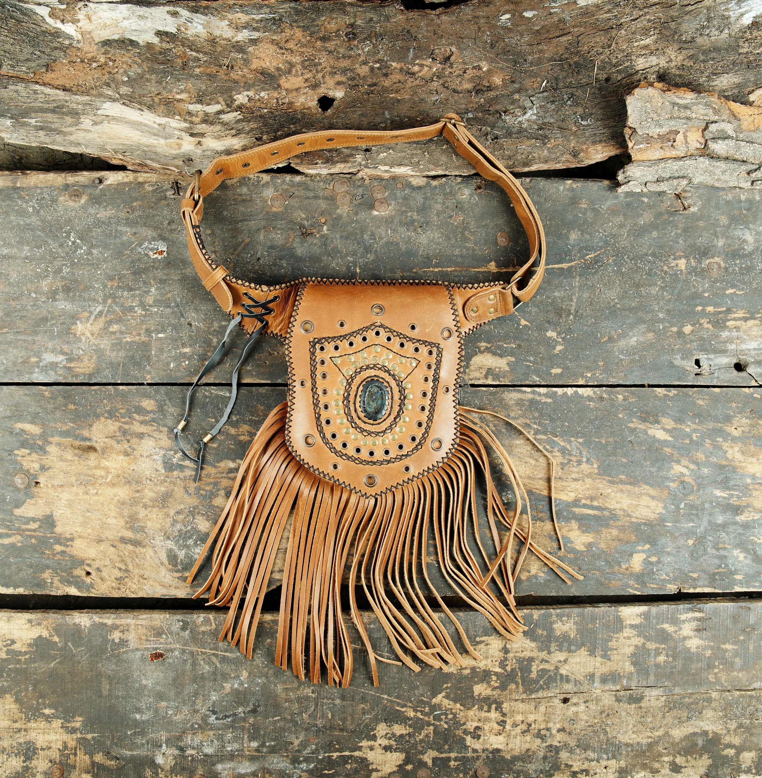 हस्तनिर्मितं वास्तविकं चर्मकटिमेखला रत्नसहितम् (LT-AB-WB-6124)