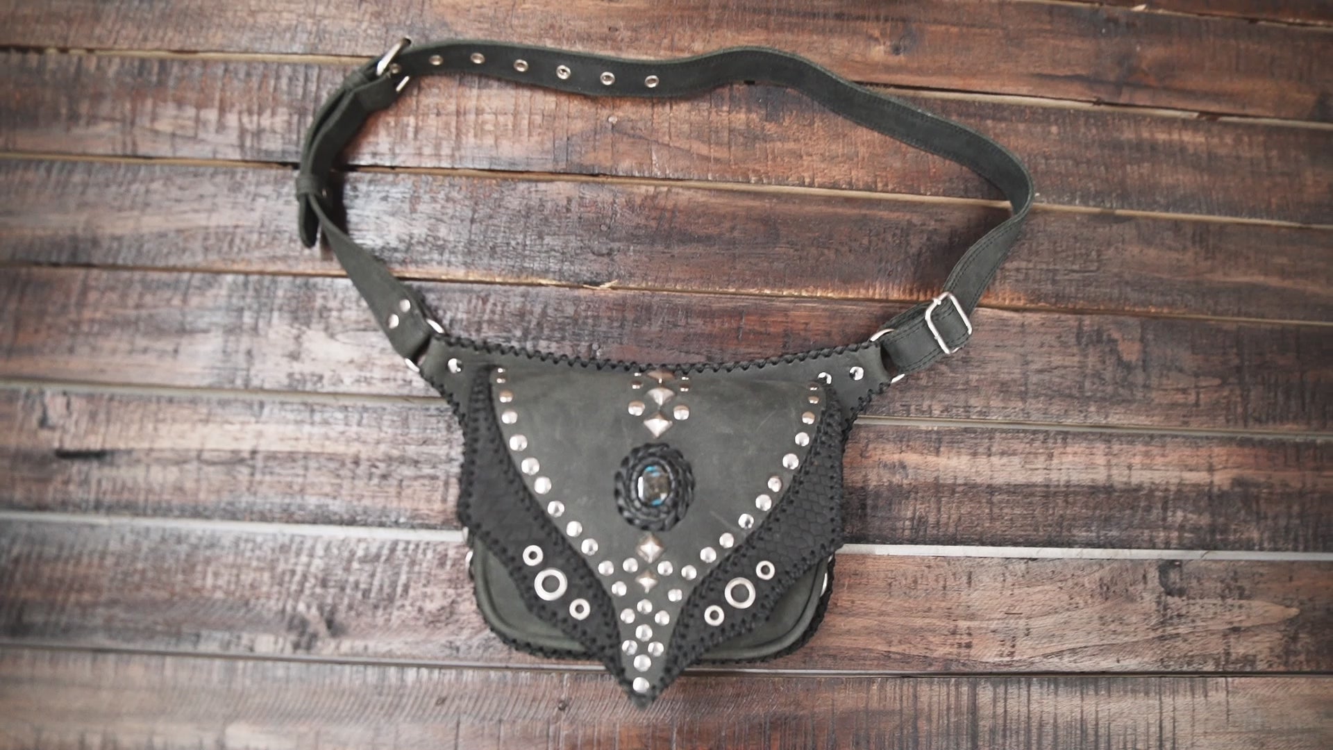 Adjustable waist strap with multiple buckle holes