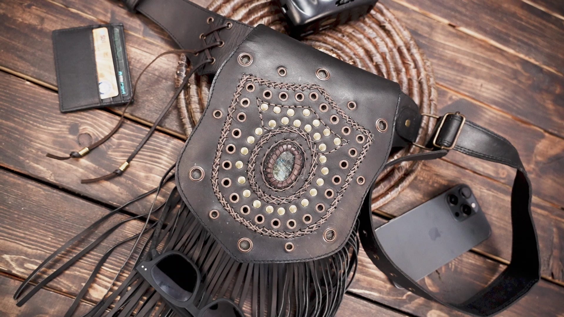 हस्तनिर्मितं वास्तविकं चर्मकटिमेखला रत्नसहितम् (LT-AB-WB-6124)